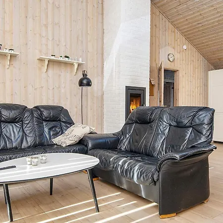 6 Person In Tarm-by Traum Tarm